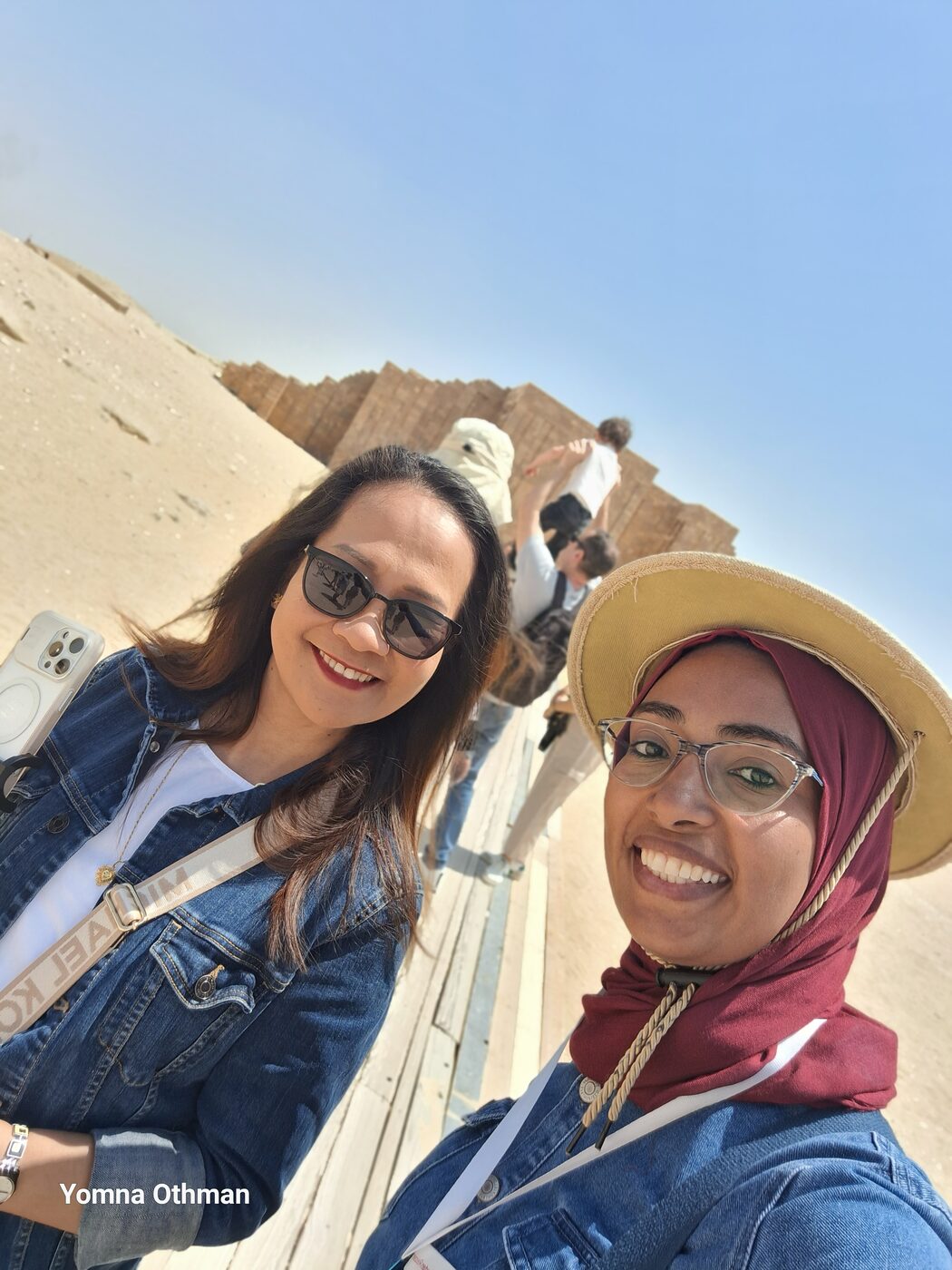 Guest pointing at the Pyramid of Khafre